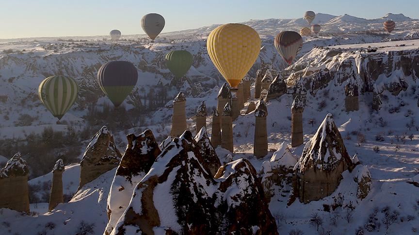 Turistler gökyüzünden izledikleri Kapadokya'ya hayran kaldı