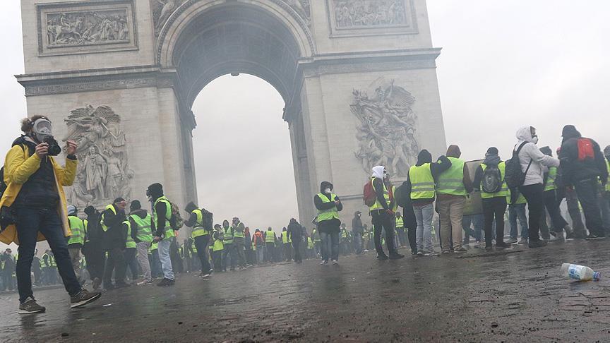 French minister urges tear gas against Yellow Vests