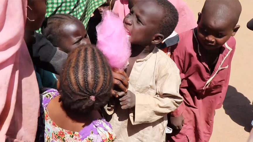 İlk kez pamuk şeker yiyen Afrikalı çocukların mutluluğu