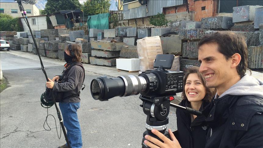 El artista colombiano Tito Lombana es retratado por su nieta en un documental