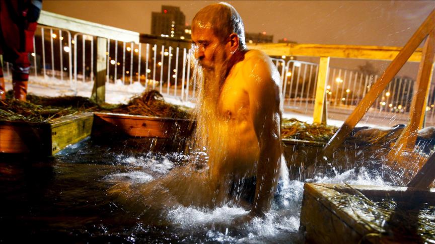 Rusija: Tradicionalno kupanje u ledenoj vodi na Bogojavljenje