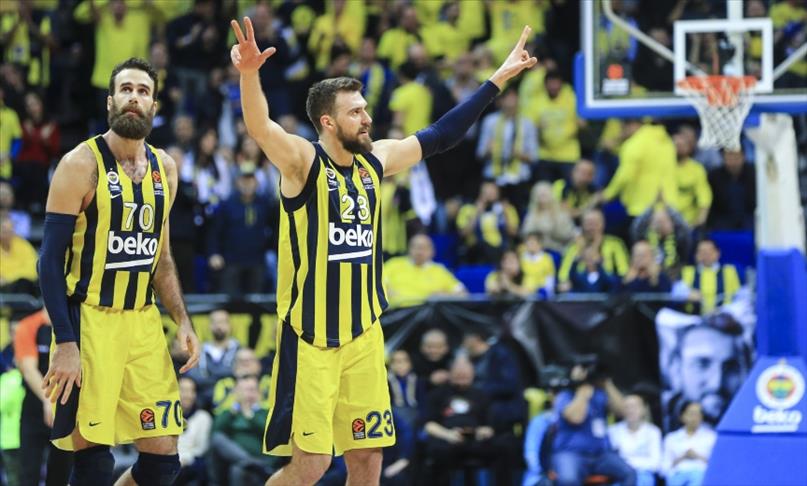 Fenerbahçe 17 galibiyetle liderliğini sürdürdü
