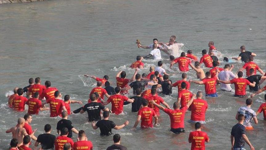 Besimtarët ortodoks në Maqedoni festojnë Ditën e “Ujit të Bekuar”