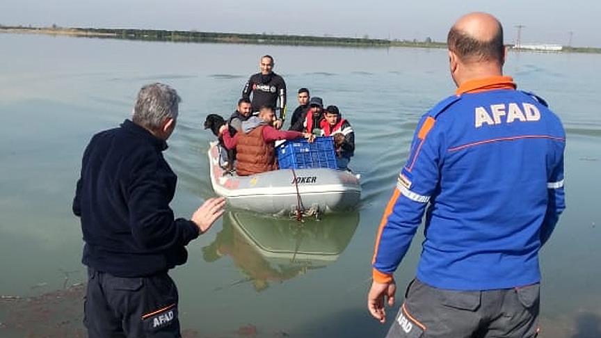 Bahcesi Sular Altinda Kalan Evden Botla Kurtarildilar