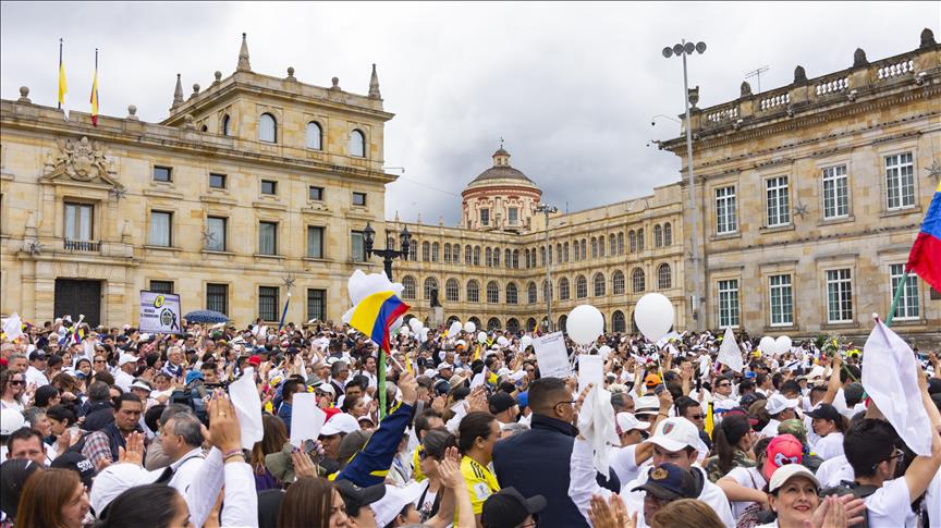Cientos de colombianos marchan en repudio al ataque terrorista en Bogotá