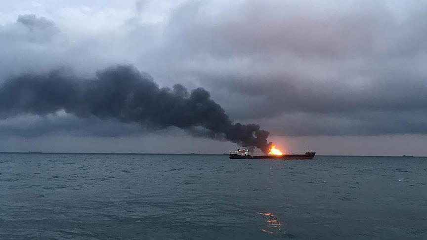 مرگ 10 نفر در حادثه آتش سوزی دو کشتی در تنگه کرچ 