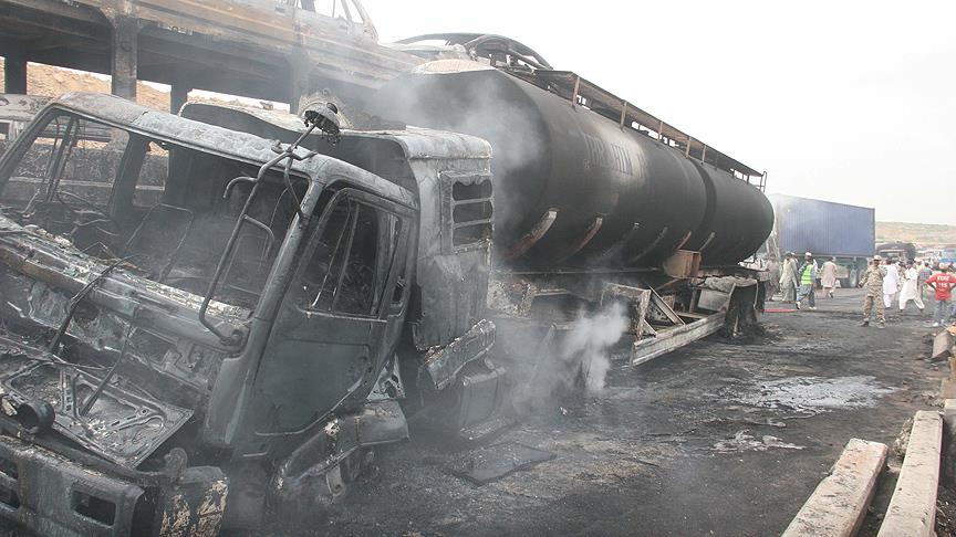 Pakistan'da petrol tankeri ile yolcu otobüsü çarpıştı: 24 ölü
