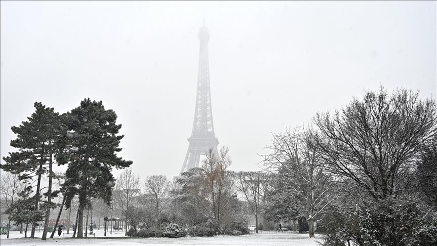 Kulla e Ajfelit do të mbyllet për vizita shkaku i borës