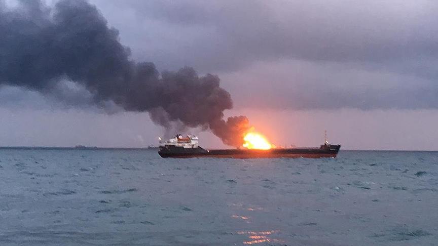 Kerç Boğazı’nda alev alan 2 gemi hala yanıyor