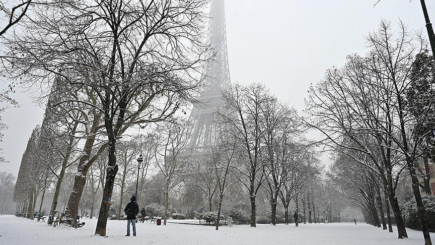 France : Fermée le matin à cause de la neige, la Tour Eiffel rouvre au public