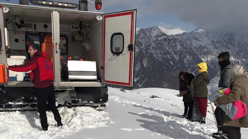Karlı uçurumu aşıp doğum yapan anne ve bebeğine ulaştılar