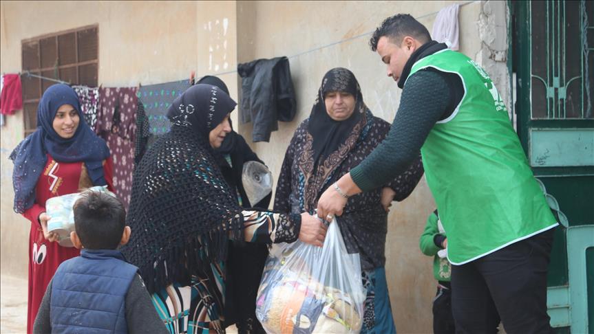 Turkish aid group distributes winter aid packs in Syria