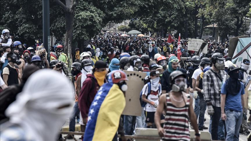 Manifestantes venezolanos queman estatua del ex presidente Chávez