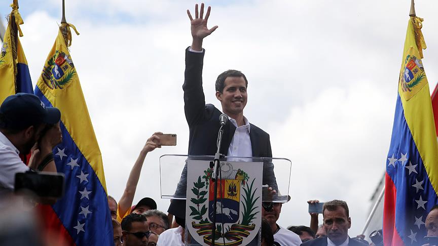 Venezuela'da Guaido kendini devlet başkanı ilan etti