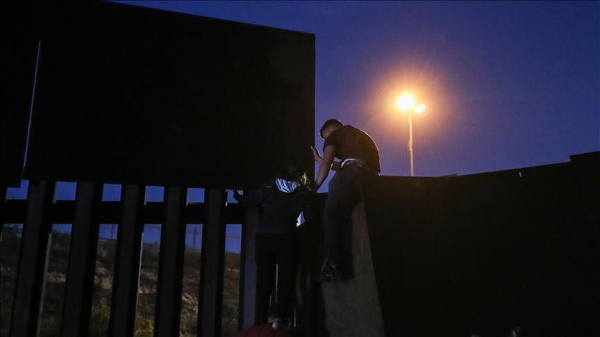 118 migrantes saltaron el muro fronterizo entre México y EEUU