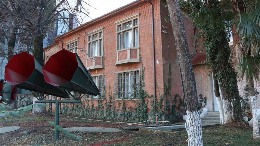 "Shtëpia me Gjethe", muzeu unik i përgjimeve gjatë komunizmit në Shqipëri