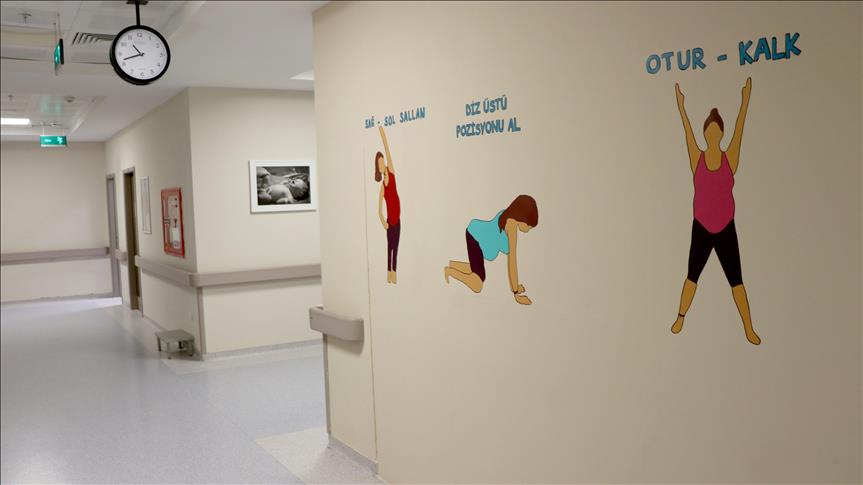 Ebeler hamile egzersizlerini doğumhane duvarına resmetti