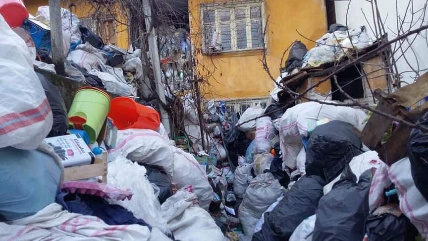 Amasya'da bir evden 5 ton çöp çıktı