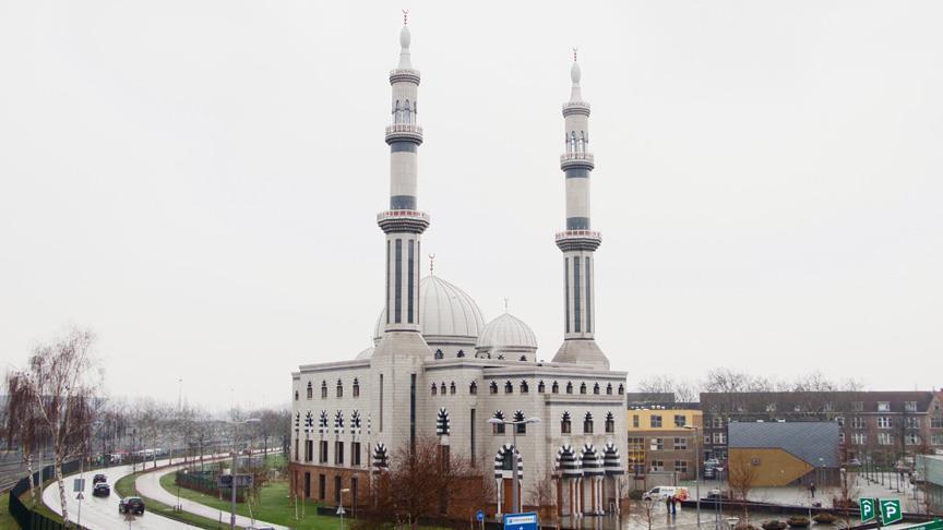 Muslim Dutch politicians request protection for mosques