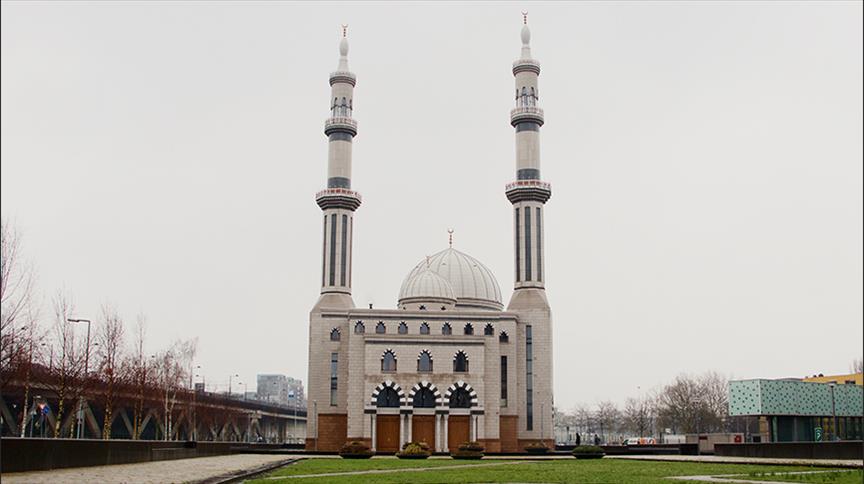 هولندا ساسة مسلمون يطالبون بحماية جميع مساجد البلاد