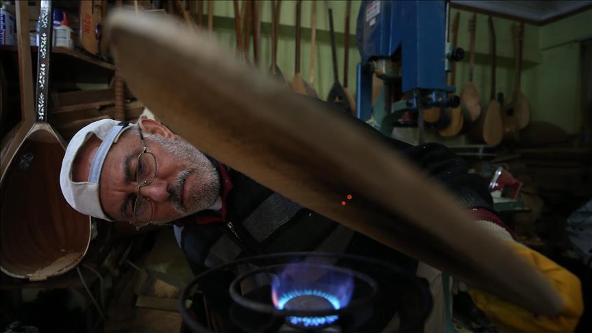 El hombre que transforma la madera en un popular instrumento musical turco