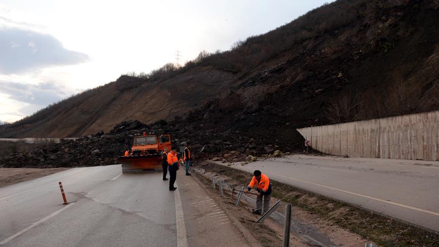 Niksar-Reşadiye kara yolu heyelan nedeniyle ulaşıma kapandı