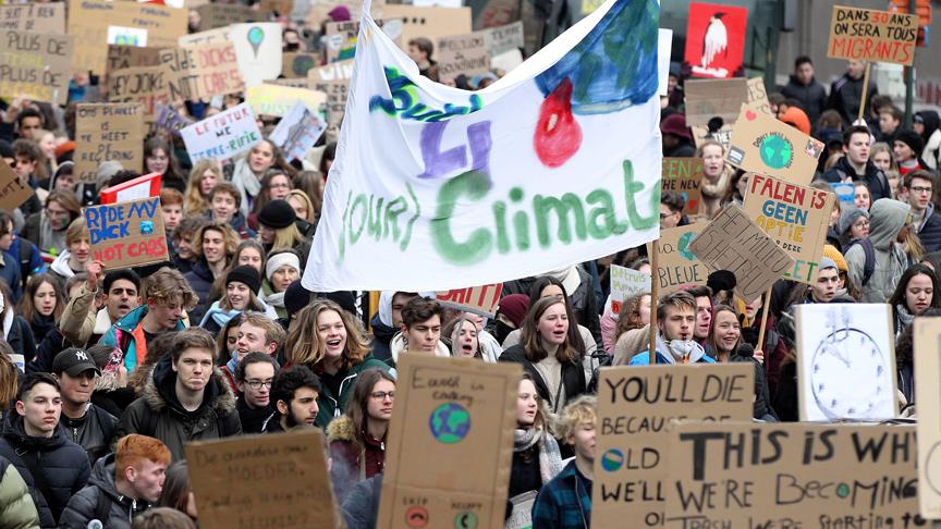 Brüksel'de öğrencilerden iklim protestosu