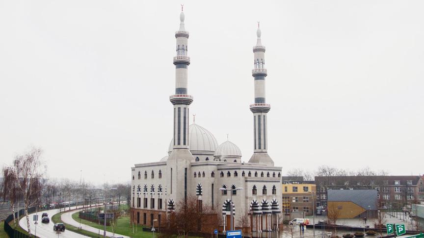 Hollanda'da Müslüman siyasetçilerden tüm camilerin korunması talebi