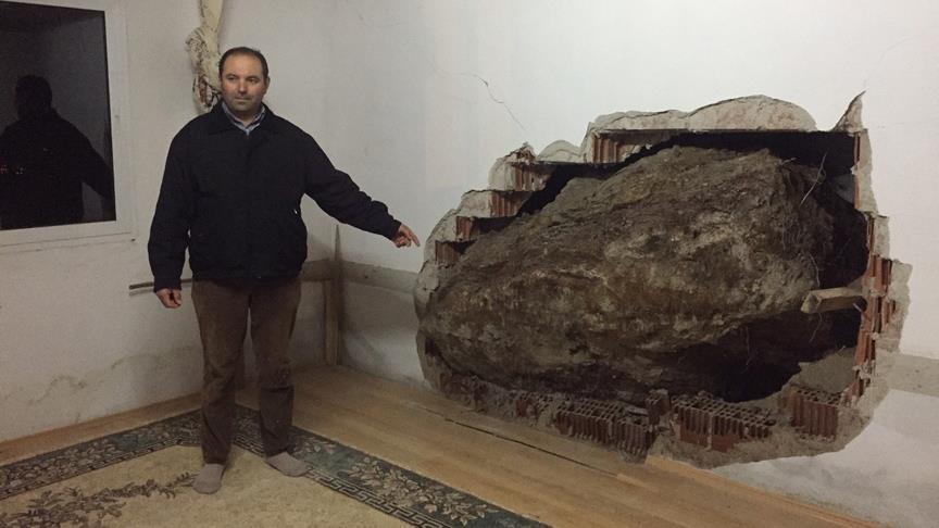 İzmir'de kopan kaya parçası eve girdi