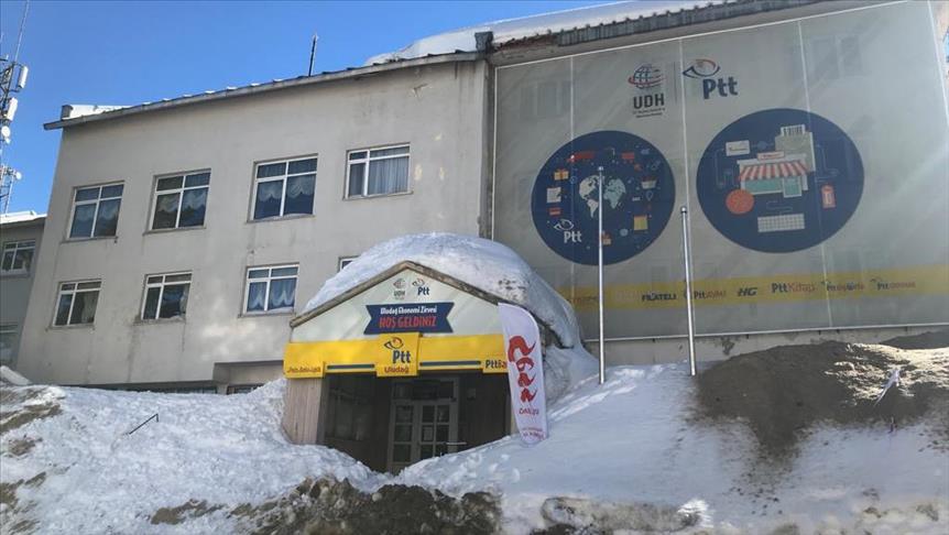 Uludağ'da çatıdaki kar kütlesi vatandaşların üzerine düştü