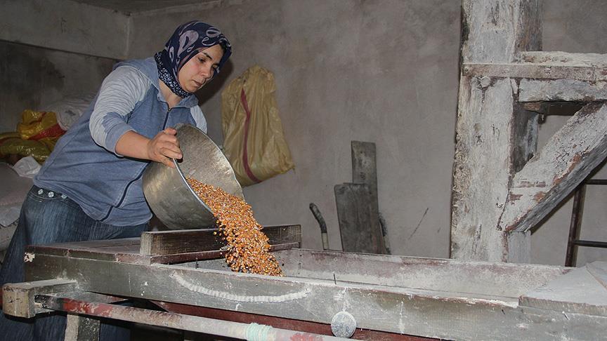 Kayınpederinin su değirmenini 7 yıldır işletiyor