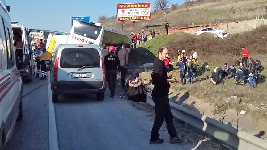 Balıkesir'de yolcu otobüsü tıra çarptı: 29 yaralı