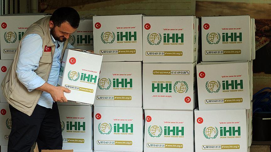 "IHH" التركية توزع طرودا غذائية على فقراء وأيتام في غزة