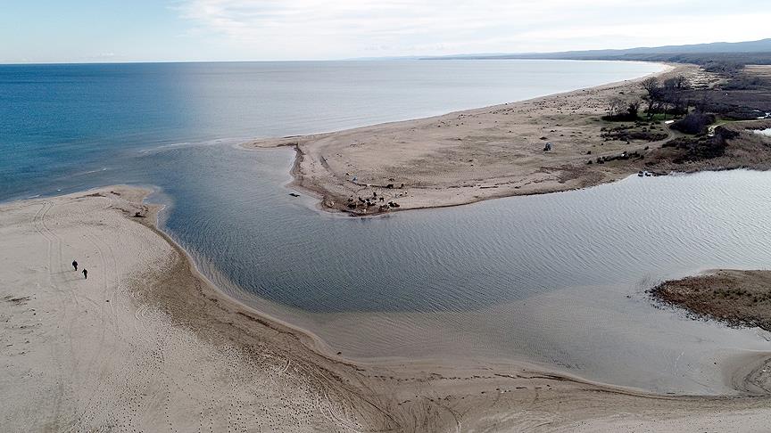 Göller ile denizin buluşması büyülüyor