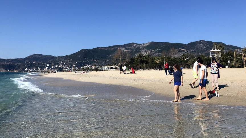 Пляжи юга Турции в феврале заполнили туристы 
