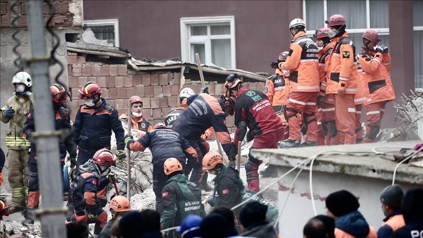 Билансот на загинати во уривањето на зградата во Истанбул се зголеми на 14
