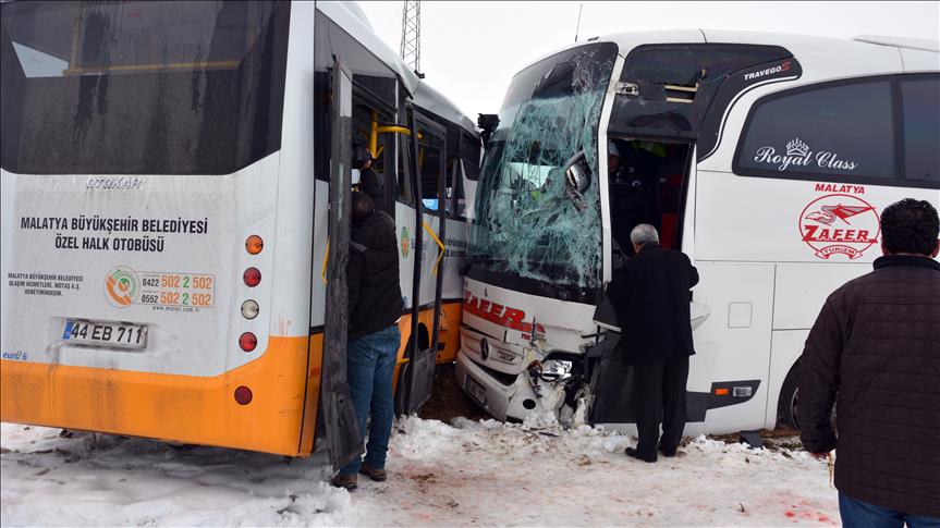 Malatya Da Iki Otobus Carpisti 1 Olu 17 Yarali