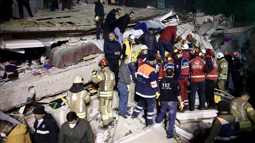 Se eleva a 11 muertos por derrumbe de edificio en Estambul
