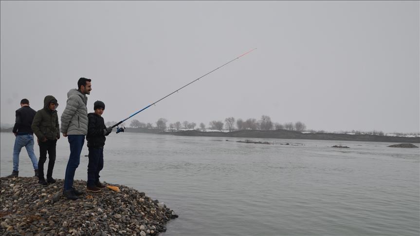 Koruma Altindaki Cocuklarin Balik Tutma Keyfi