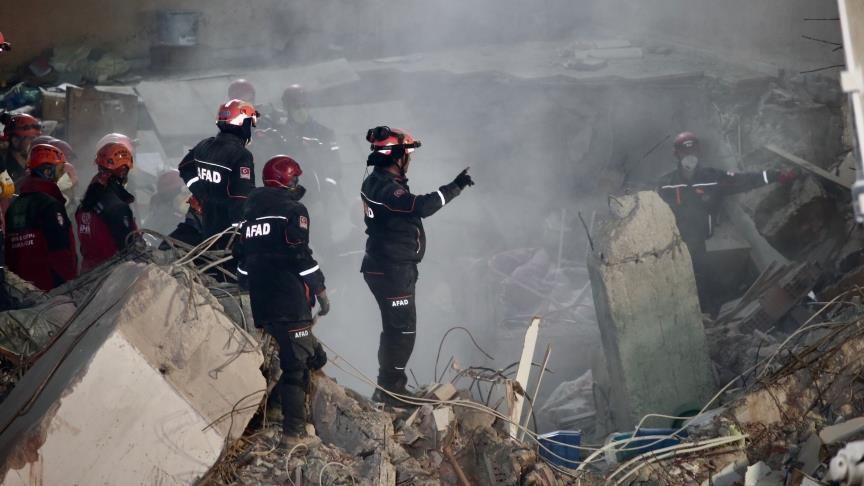 ارتفاع ضحايا انهيار مبنى سكني بإسطنبول إلى 21 قتيلا