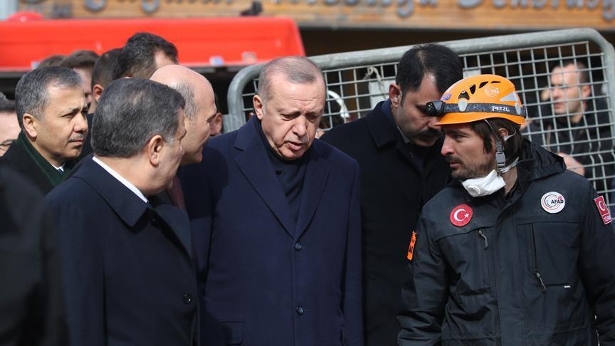 أردوغان يتفقد موقع المبنى المنهار بإسطنبول 