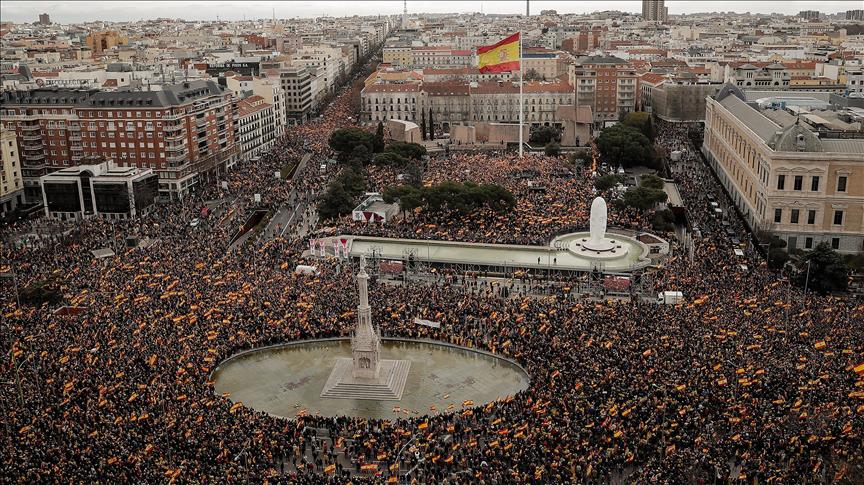 Miles de personas en España pidieron elecciones en movilización opositora