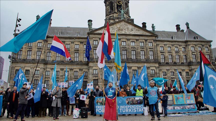 Hollanda'da Doğu Türkistan protestosu