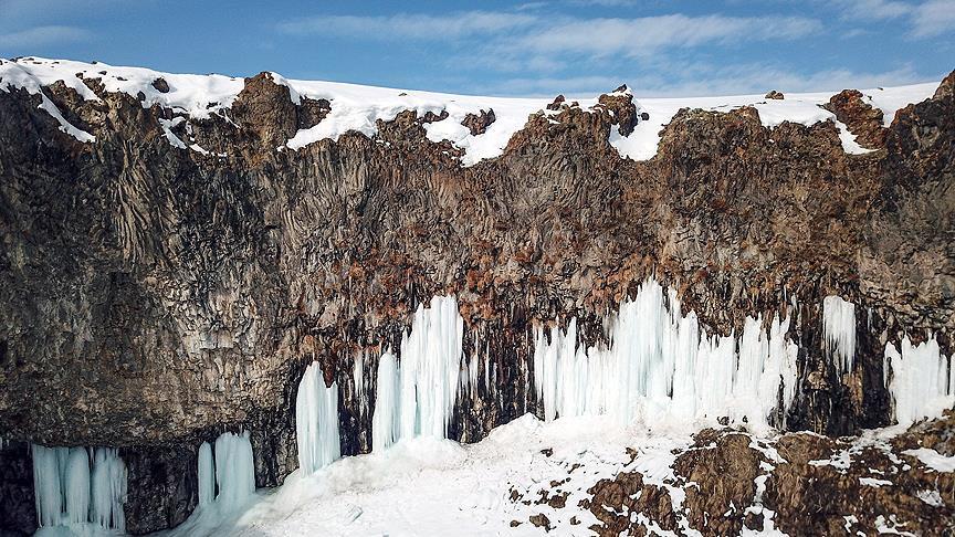 Diyadin Kanyonu'nda 30 metrelik buz sarkÄ±tlarÄ± 