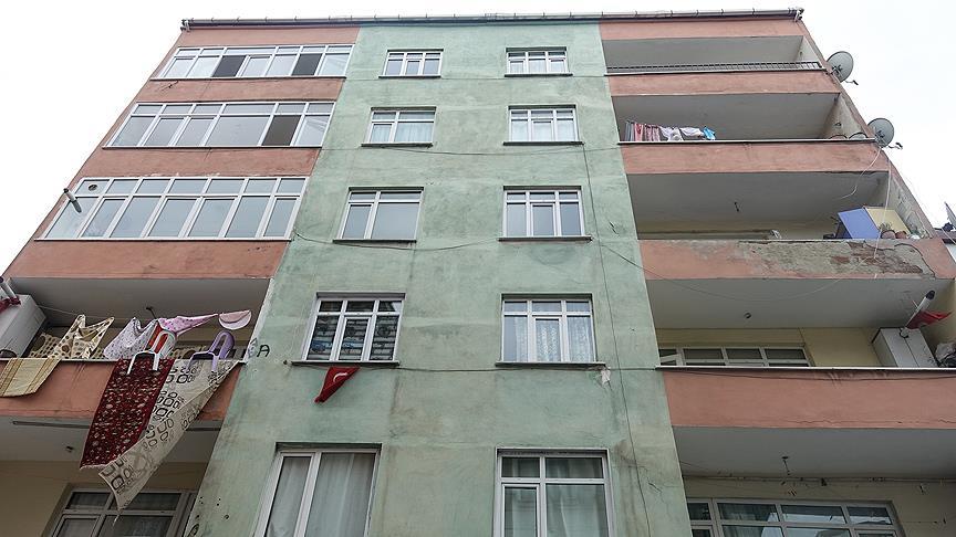 Küçükçekmece'de risk taşıyan bina boşaltıldı