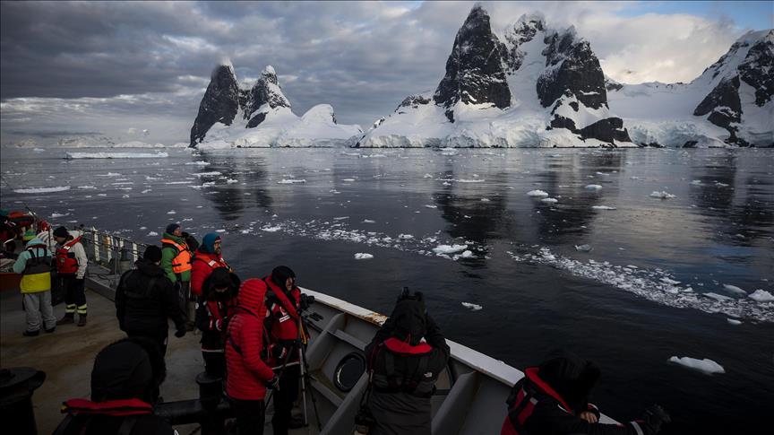 Турецкие ученые в Антарктике собирают образцы для исследований 