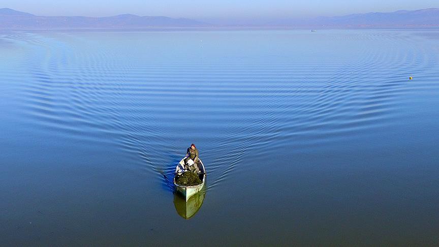 Marmara Gölü'nün yükselmesi balıkçıların yüzünü güldürdü