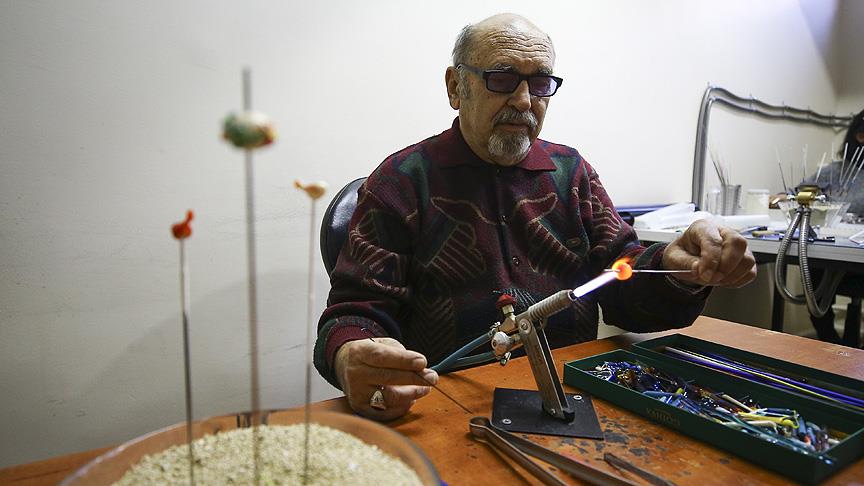 80 yaşındaki Taif dedenin 'gençlik aşısı' cam sanatı