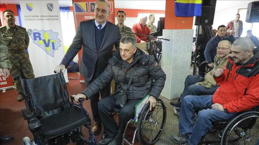 Donacija Turske vojne misije u BiH: Ratnim vojnim invalidima uručena ortopedska pomagala