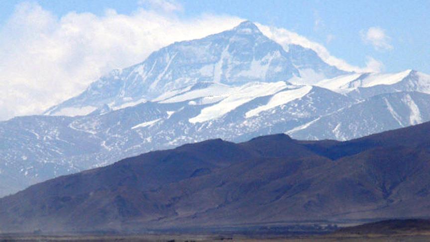 Çin, Everest dağını 'çöp'nedeniyle turistlere kapattı